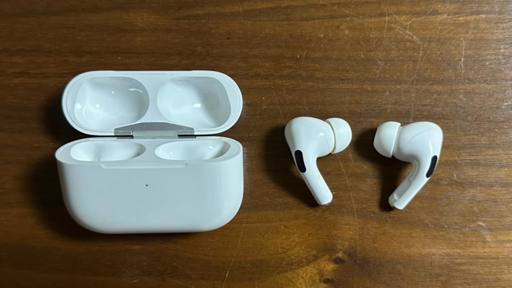 AirPodsProの充電ケースとイヤホンの後ろ側