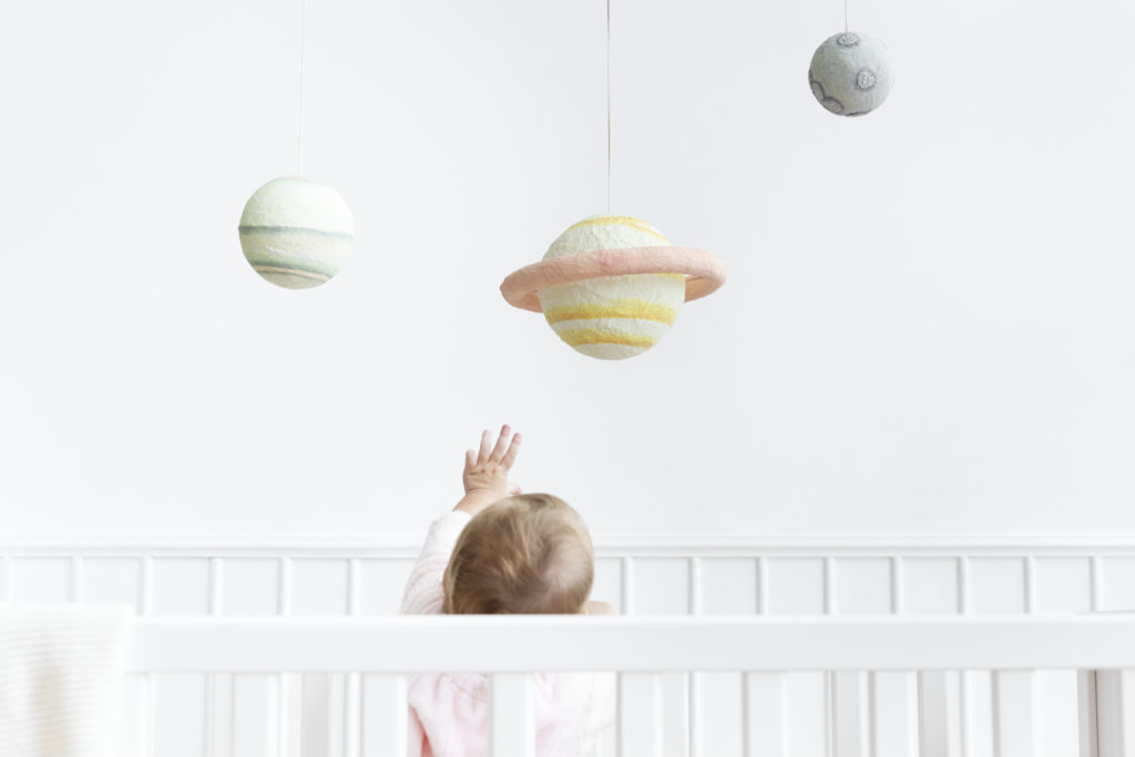 宇宙に手を伸ばす女の赤ちゃん